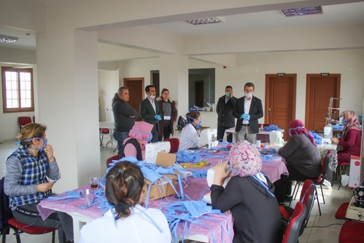 Bergama’nın Kadınları Sağlık Çalışanları İçin Günde Bin Maske Dikiyor