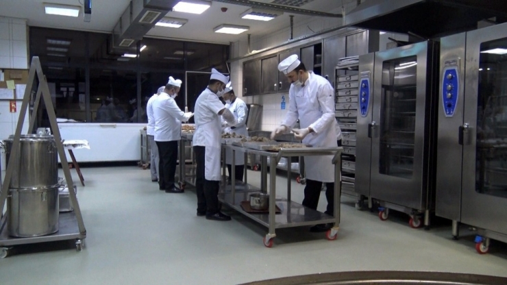 Beyoğlu Belediyesi Evden Çıkamayan Yaşlıları Unutmadı