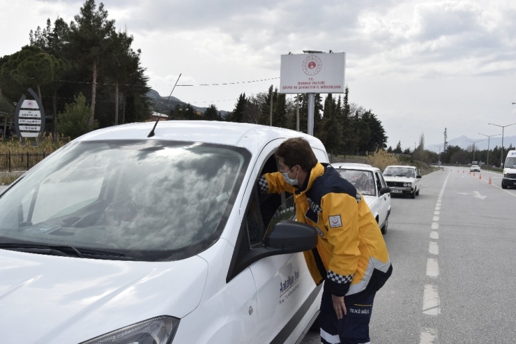 Burdur Girişlerinde Araçlar Durdurularak Vatandaşların Ateşi Ölçülüyor