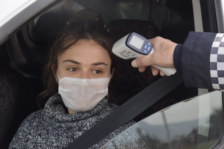 Burdur Girişlerinde Araçlar Durdurularak Vatandaşların Ateşi Ölçülüyor