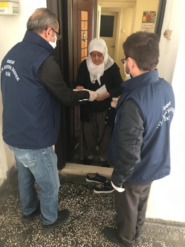 Maaşı Evine Teslim Edilen Yaşlı Kadın: “Oğlum Bunun İçinden Harçlık Alın”