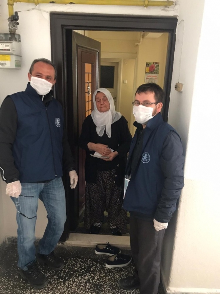 Maaşı Evine Teslim Edilen Yaşlı Kadın: “Oğlum Bunun İçinden Harçlık Alın”