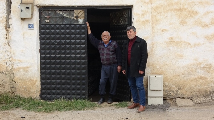 Köyün Gençleri Evden Çıkamayan Yaşlıların Ağaçlarını Buduyor