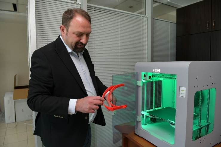 Sağlık Çalışanları İçin 3d Yazıcıdan Yüz Siperliği Üretimi