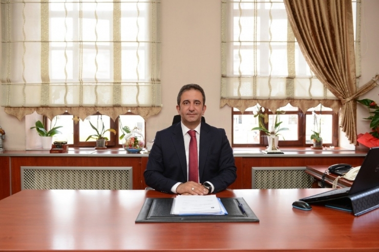 Çorum’da Bankları Kaldırdı, Kameriyelerin Etrafına Şerit Çekildi