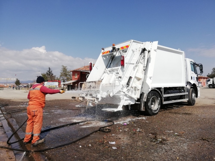 Çöp Kamyonları Ve Konteynırlar Her Gün Yıkanıp Dezenfekte Ediyor