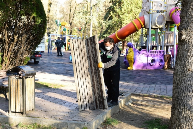 Çorum’da Bankları Kaldırdı, Kameriyelerin Etrafına Şerit Çekildi