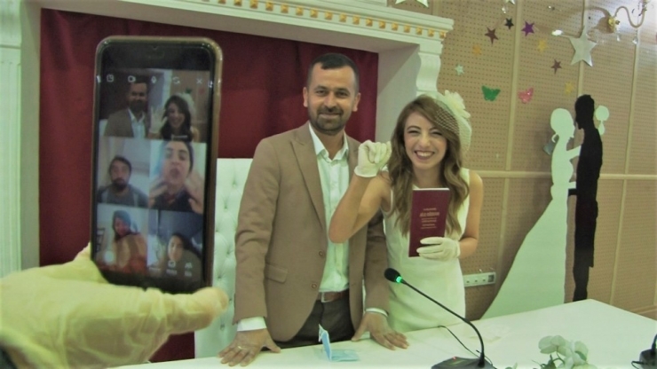 Maske Ve Eldivenle Dünyaevine Giren Çifti Telekonferansla Tebrik Ettiler