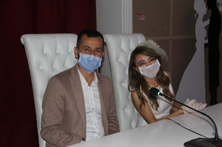 Maske Ve Eldivenle Dünyaevine Giren Çifti Telekonferansla Tebrik Ettiler