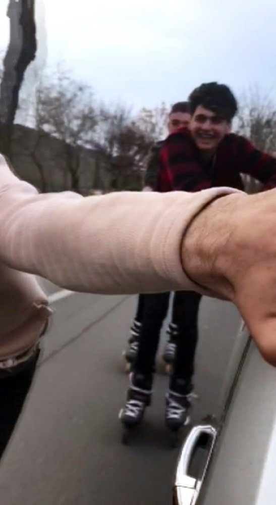 Patenli Gençler Seyir Halindeki Araca Tutunarak Yolcudan Adres Sordu