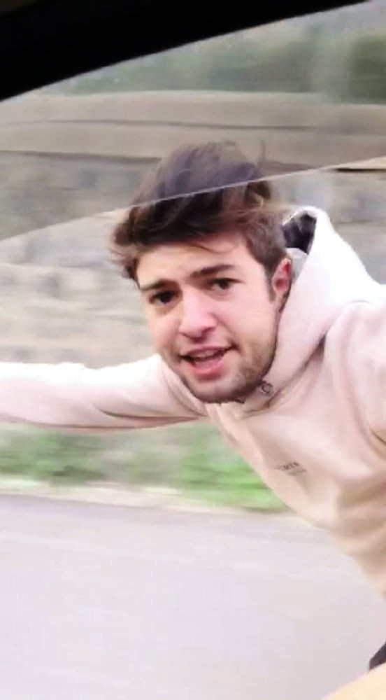 Patenli Gençler Seyir Halindeki Araca Tutunarak Yolcudan Adres Sordu