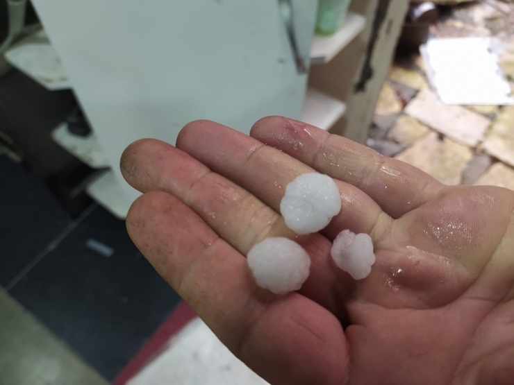 Silvan’da Dolu Yağışı Hayatı Felç Etti