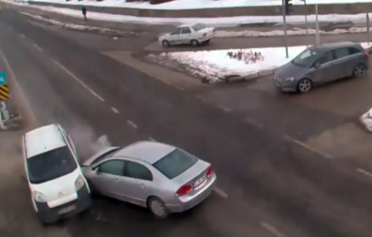 Kırmızı Işık İhlali Kazayı Beraberinde Getirdi