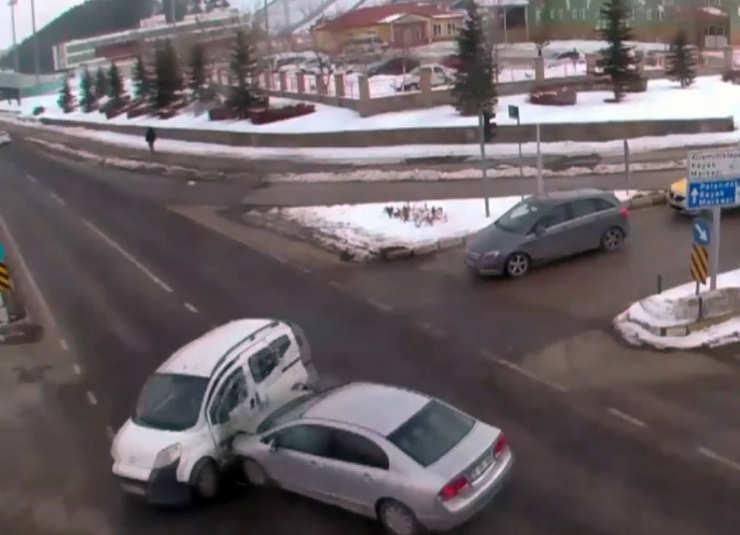 Kırmızı Işık İhlali Kazayı Beraberinde Getirdi