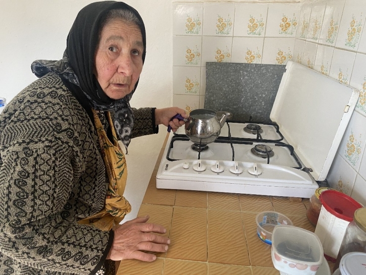 ‘Üzümlerini’ Paylaşacak Çocuklarını Bekliyor