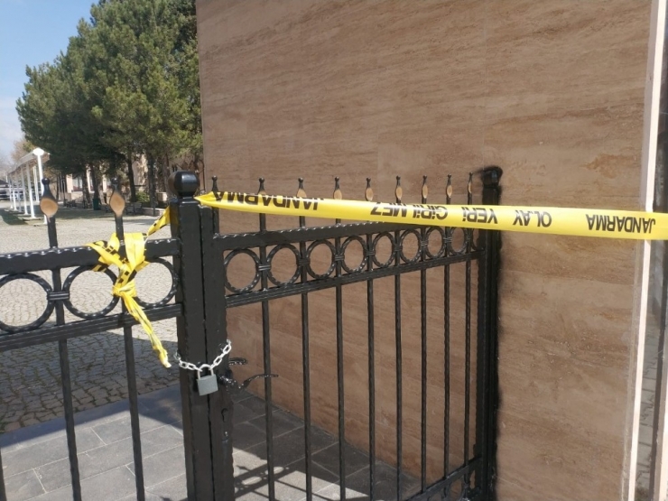 Yunus Emre Türbesine Korona Kilidi