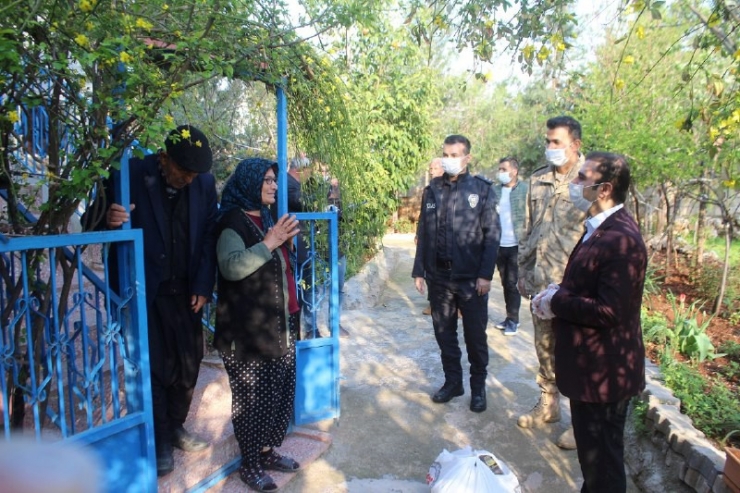 Ekiplerin Yardım Götürdüğü Yaşlı Kadın Gözyaşları İle Dua Etti