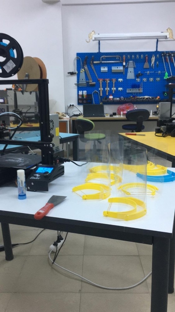 Gediz Bilsem Sağlık Çalışanları İçin Yüz Koruyucu Siper Üretimi Başladı