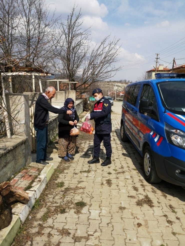 Jandarmadan 65 Yaş Üstü Vatandaşlara Yardım