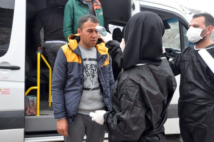 Hakkari’ye Gelenler Sağlık Kontrolünden Geçiriliyor