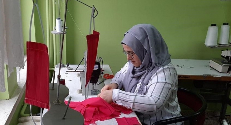 Rengarenk Üretilen Maskeler Çaykara’da Vatandaşa Ücretsiz Olarak Dağıtılacak