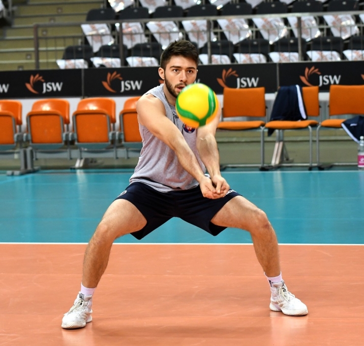 Halkbank Voleybol Takımı’nın Genç Yıldızı Furkan Aydın: “En Kısa Sürede Bu Zorlu Günlerden Kurtulmayı Dilerim”