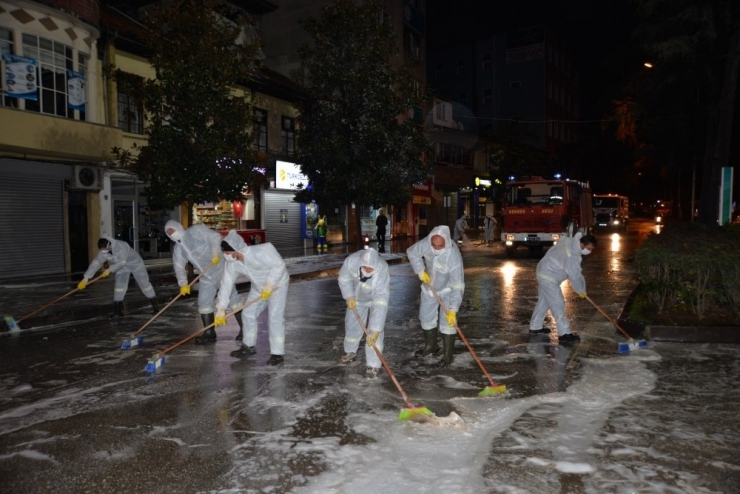 Hendek Sokakları Köpüklü Suyla Yıkandıktan Sonra İlaçlanıyor