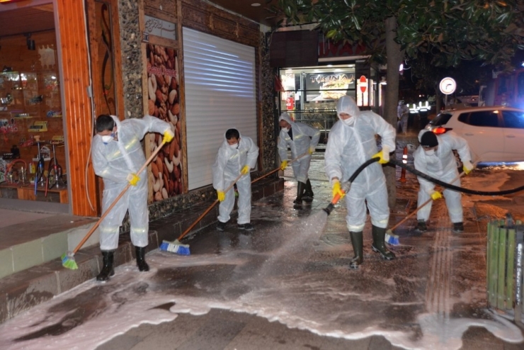 Hendek Sokakları Köpüklü Suyla Yıkandıktan Sonra İlaçlanıyor