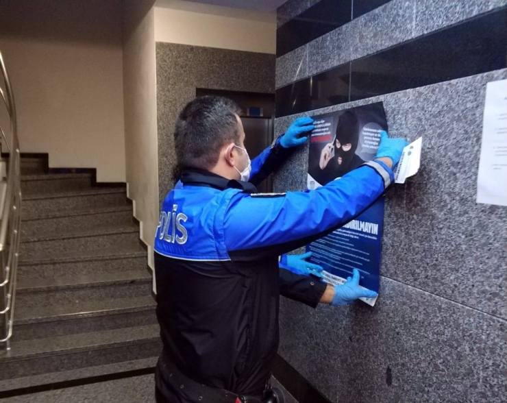 İstanbul’da Ev Ev Dolaşan Polis, Korona Virüs Dolandırıcılarına Karşı Vatandaşı Uyardı