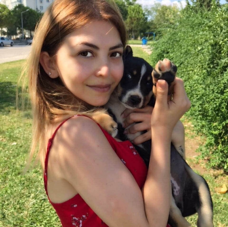 Genç Kız Korona Virüse Yenik Üştü: “Bir Düş Artık Ateş, Bir Bırak Yakamı Yeter"