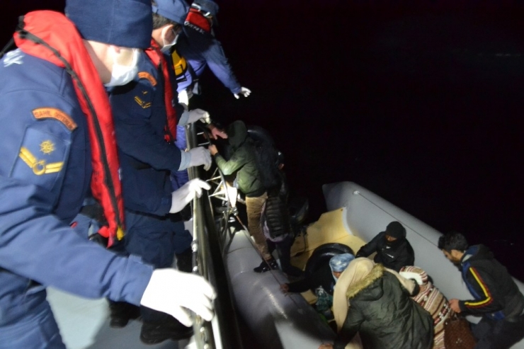 Lastik Botta Sürüklenen 24 Sığınmacı Kurtarıldı