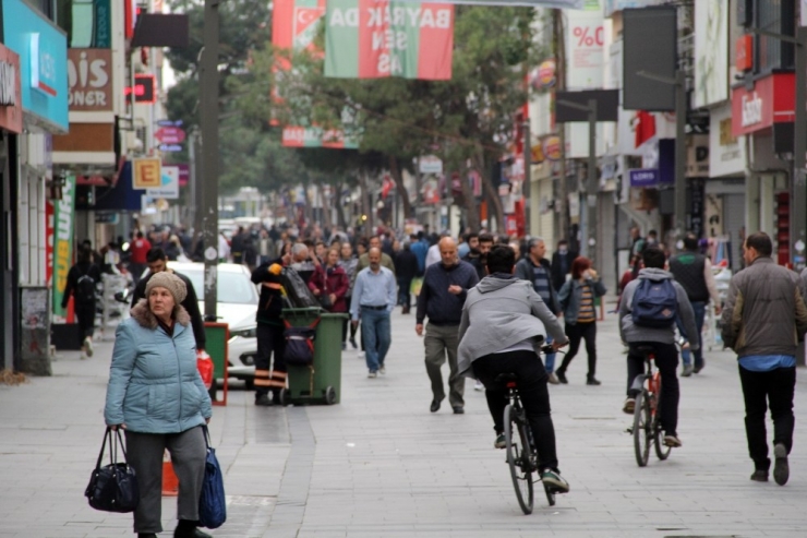 Evde Kalın Çağrılarına Rağmen İzmir’deki Yoğunluk Göze Çarptı