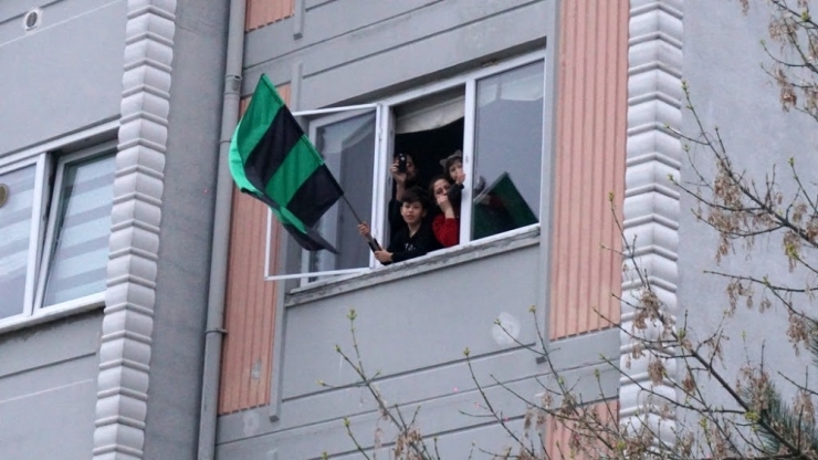 Müzik Grubu Sokaklarda Ve Mahallerde Müzik Çalıp Şarkı Söyleyerek İlerliyor