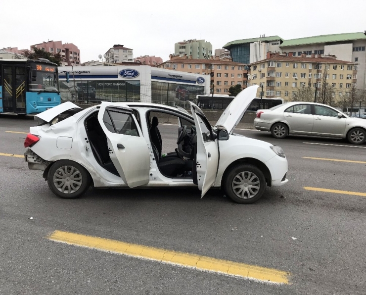Araç İçinde Sıkışarak Ağır Yaralanan Kadının Kurtarılma Anları Kamerada