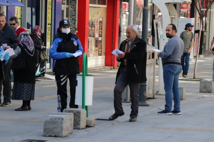 Karabük Polisi Hem ‘Evde Kal’ Uyarısı Yaptı Hem De Bilgilendirdi