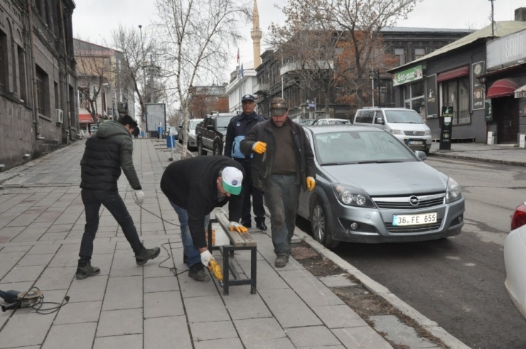 Kars Belediyesi Oturma Banklarını Söküyor