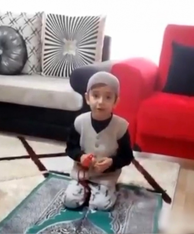 Yaşlı Kılığına Bürünen Miniklerden ’Evde Kal Türkiye’ Çağrısı