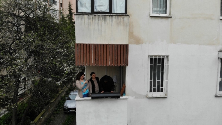 Balkonda Tulum Çalan Kadın Tüm Mahalleye Moral Verdi