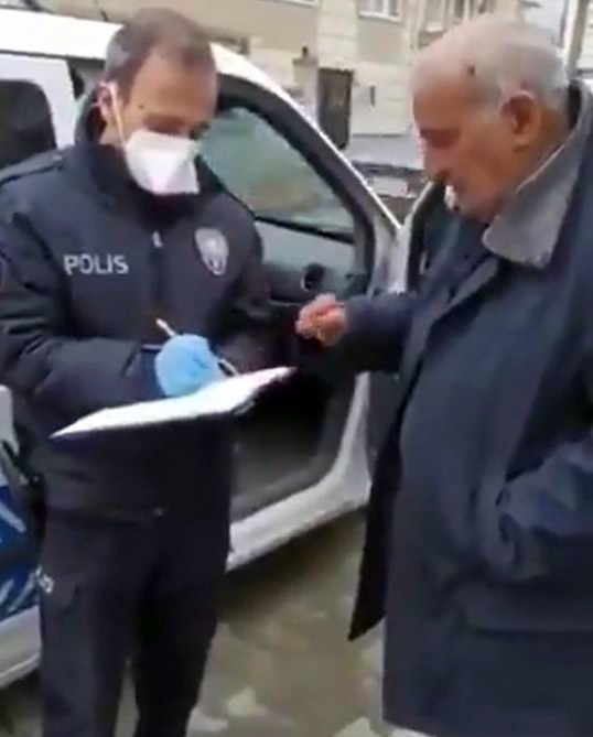 Polis Evden Çıkamayan Yaşlı Adamın Pazar İhtiyacını Karşıladı
