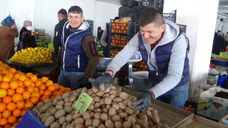 Pazarcılar Meyve Ve Sebzelere El Değdirmiyor