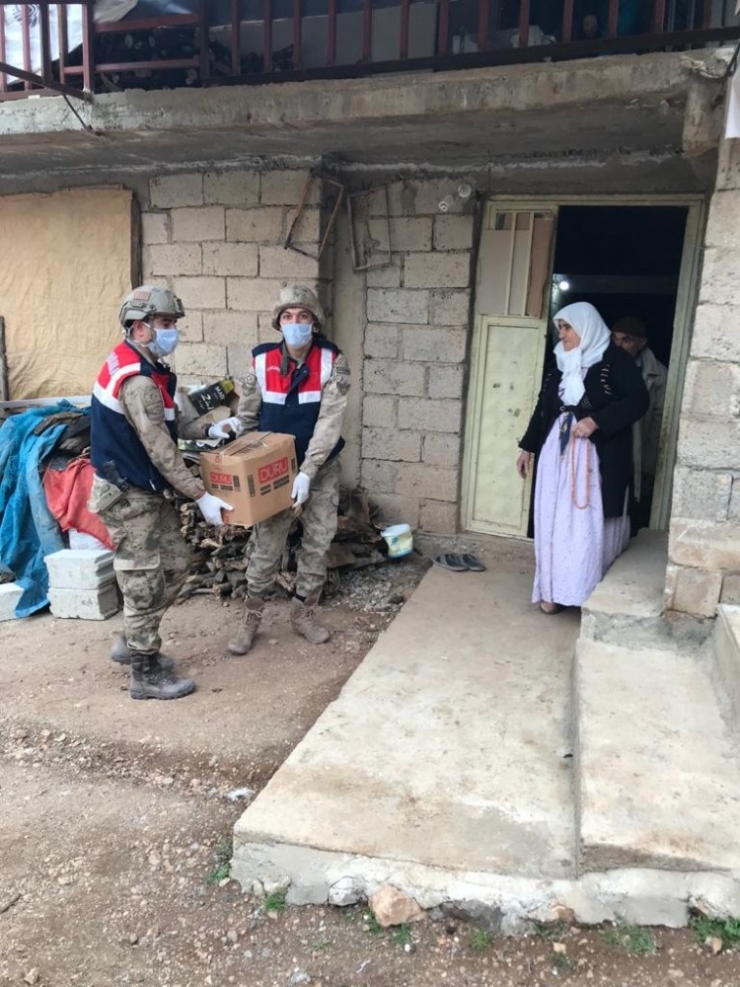 Jandarma Ve Polis Sokağa Çıkamayanlar İçin Seferber Oldu