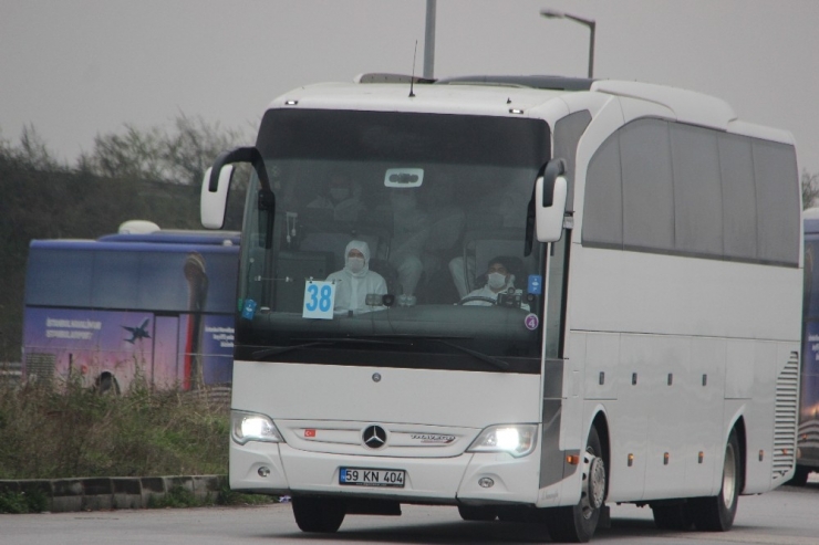 Havalimanında Kalan Bin 500 Kişi Yola Çıktı