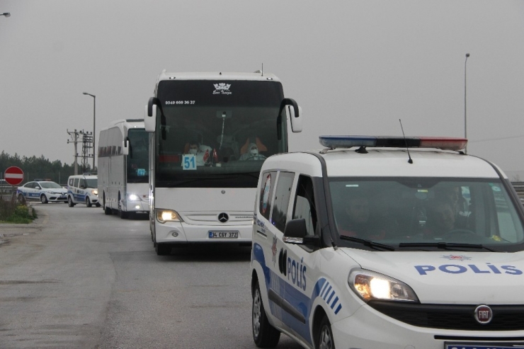 Havalimanında Kalan Bin 500 Kişi Yola Çıktı