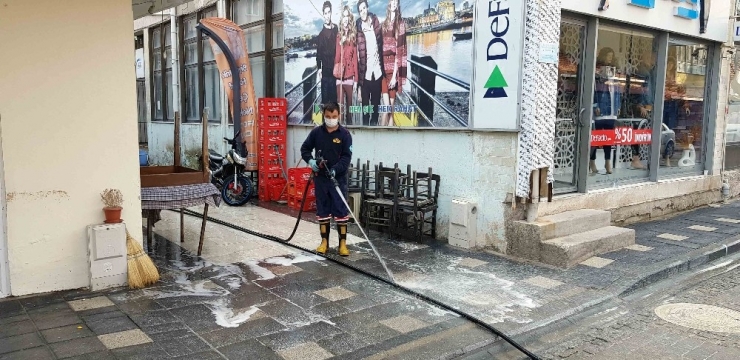 Gördes’te Dezenfekte Ve Yıkama Çalışmaları Aralıksız Devam Ediyor