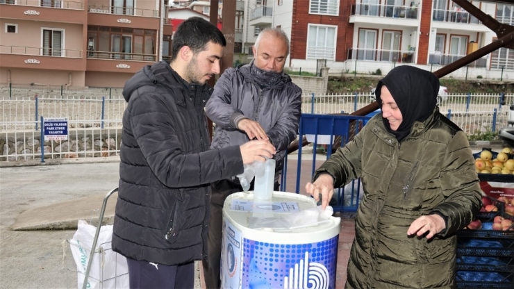 Başiskele’de Pazarlara El Dezenfektanı Ve Eldiven Standı Kuruldu