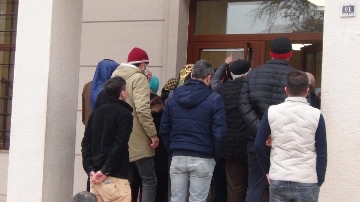 Bankalar Önünde Uzun Kuyruklar Oluşuyor