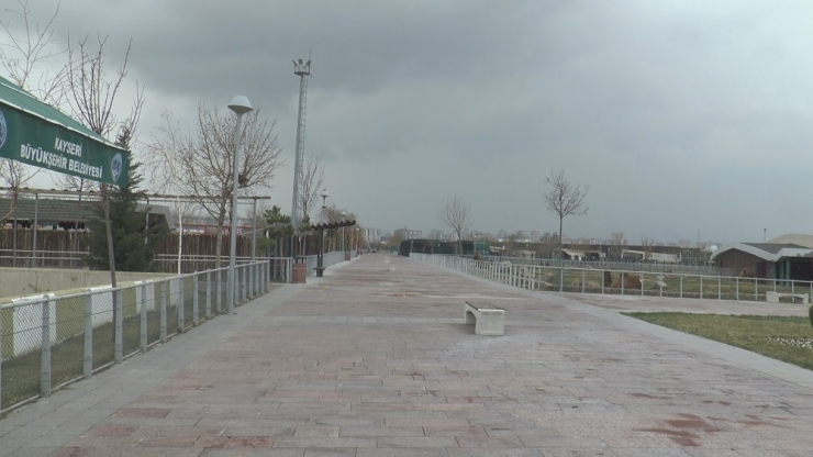 Binlerce Ziyaretçisi Olan Hayvanat Bahçesi Issız Kaldı