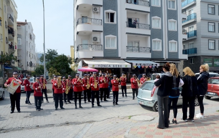 Kuşadası Belediyesi’nden Evlerinde Kalanlara Bandolu Destek