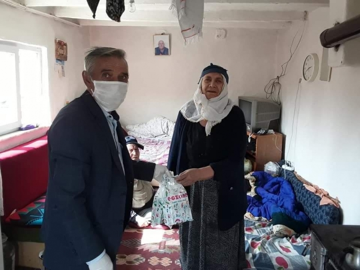 Mahalle Muhtarı Yaşlıların Tüm İhtiyaçlarını Karşılıyor