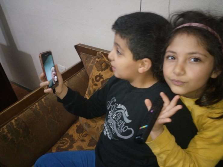 200 Metre İlerideki Dede Ve Nineleri İle Telefonla Hasret Giderdiler